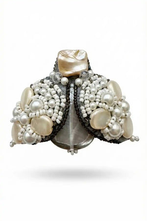 Эффектная брошь украшенная жемчугом