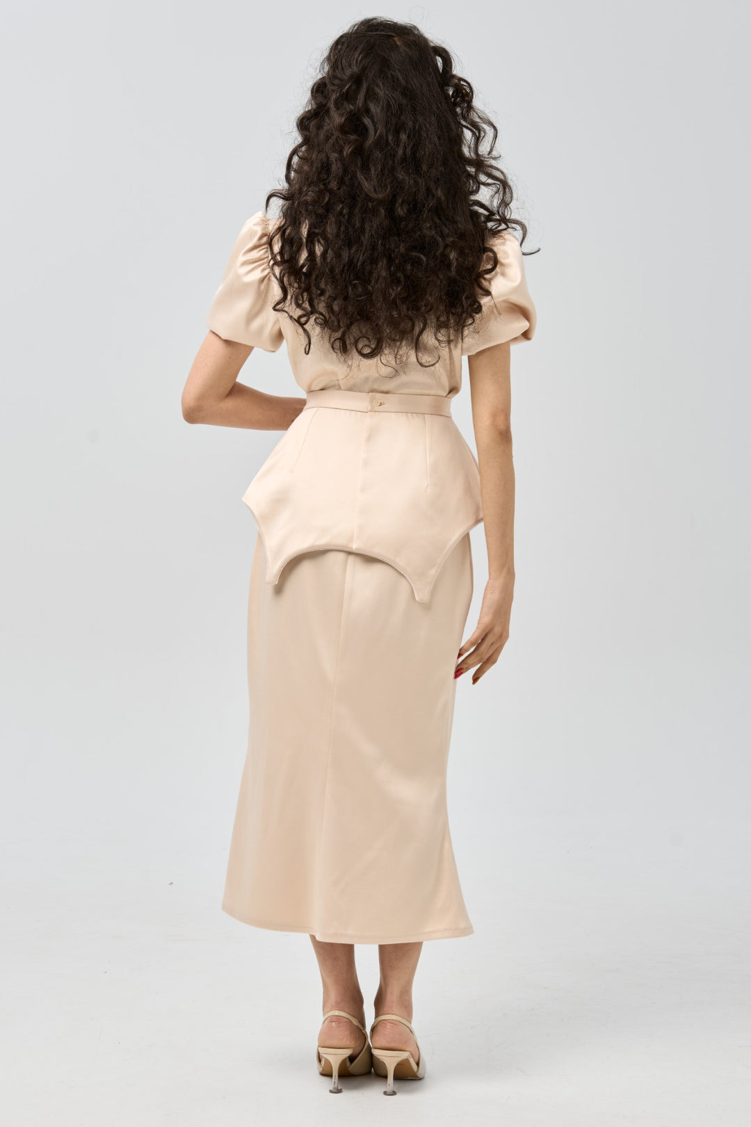 კაბა მოსახსნელი პეპლუმით — სპილოს ძვლისფერი ფატა