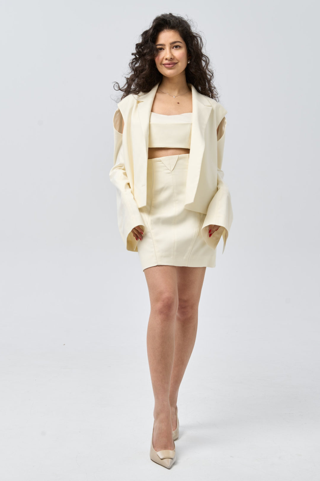 Მოკლე ბლეიზერი მხრებზე ამოჭრით — სპილოს ძვლისფერი ვუალი